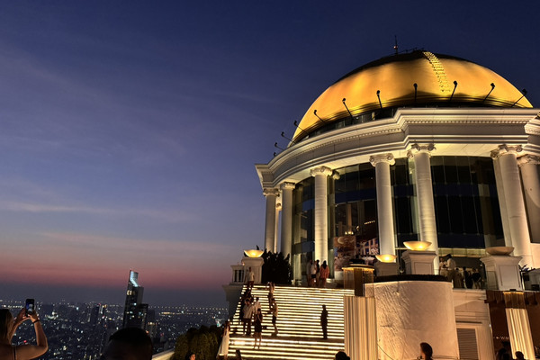 タイ バンコクで最も人気なルーフトップバー「シロッコ スカイバー」