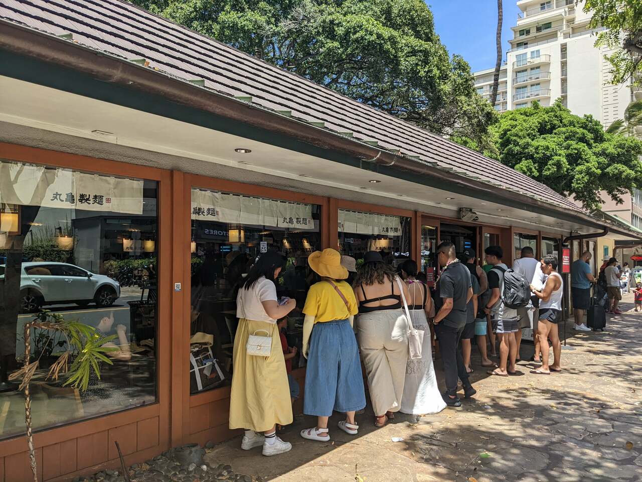ハワイの丸亀製麺 マルカメうどん はワイキキで1番長い行列を作るほどうまい！バリンのハワイで育休ブログ