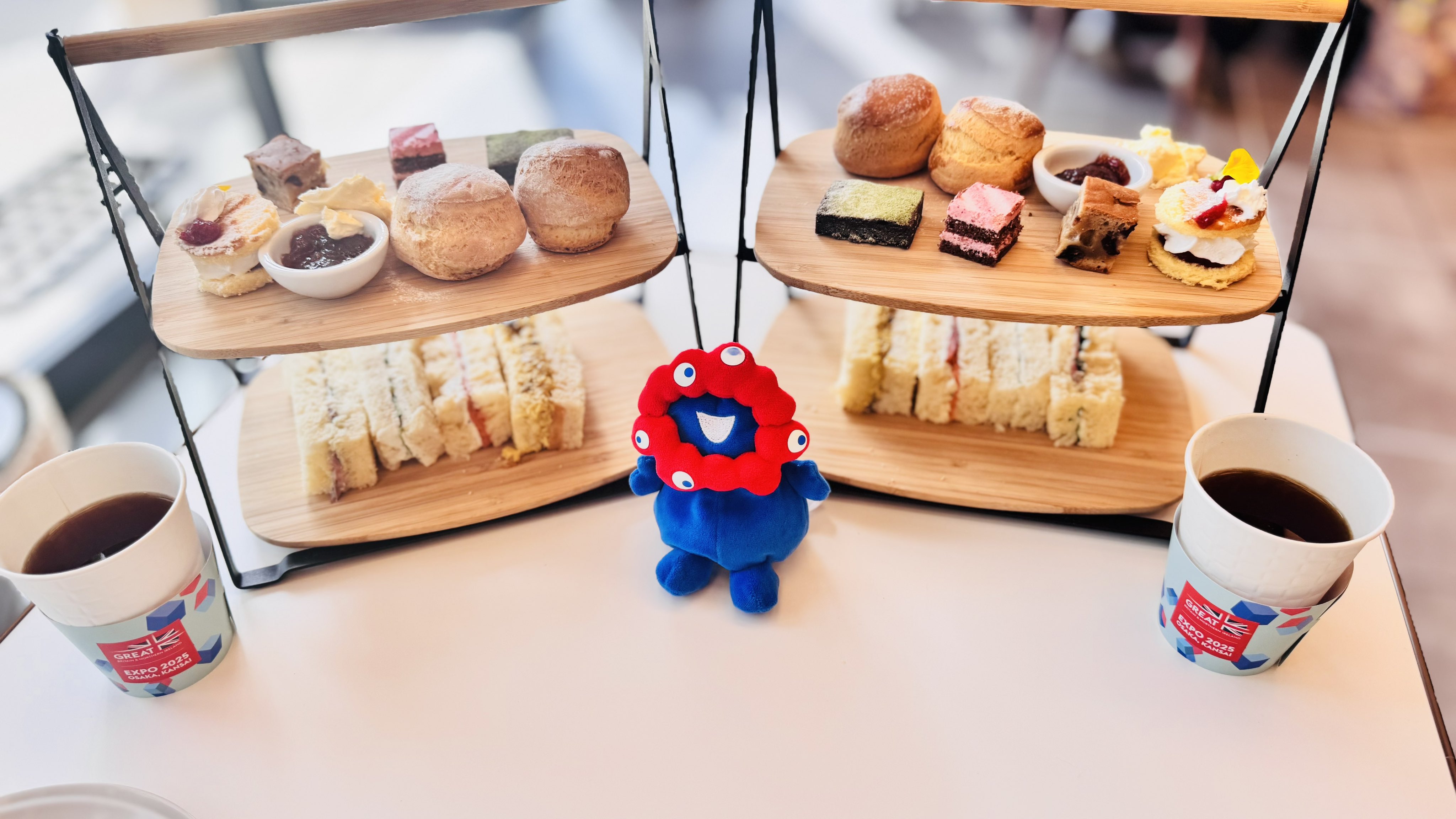 大阪・関西万博「英国パビリオン」紙コップで紅茶提供の“5000円アフタヌーンティー”が炎上、メディア取材時と比較された“別物”感 2ページ目週刊女性PRIME