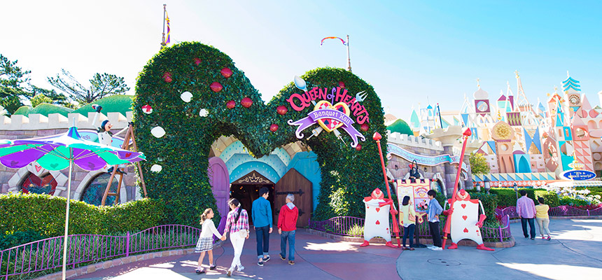 クイーン・オブ・ハートのバンケットホールでアリスの世界へ！ ディズニーランドのレストラン混雑状況・待ち時間・メニュー・値段をご紹介！毎日ディズニーランド