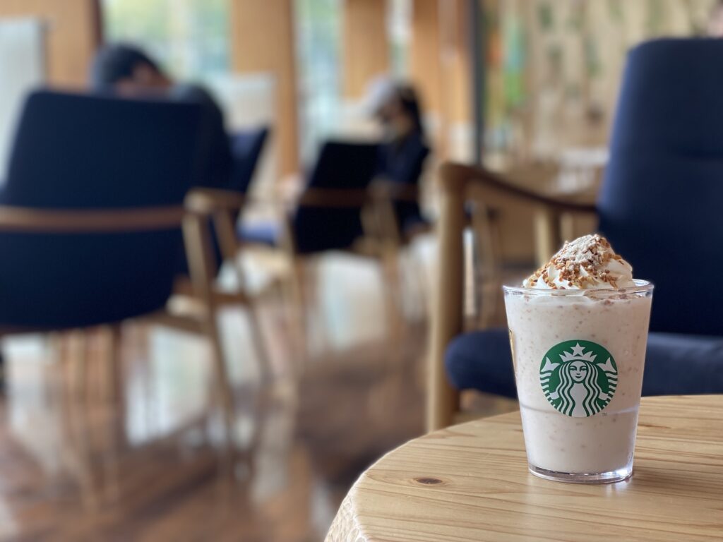 スタバ「皇居外苑 和田倉噴水公園店」オープン、樹脂製グラスなど使用で“使い捨て”75%削減、商品陳列なしでフードロス対策、限定“和三盆”ドリンク提供も スターバックスコーヒー食品産業新聞社ニュースWEB