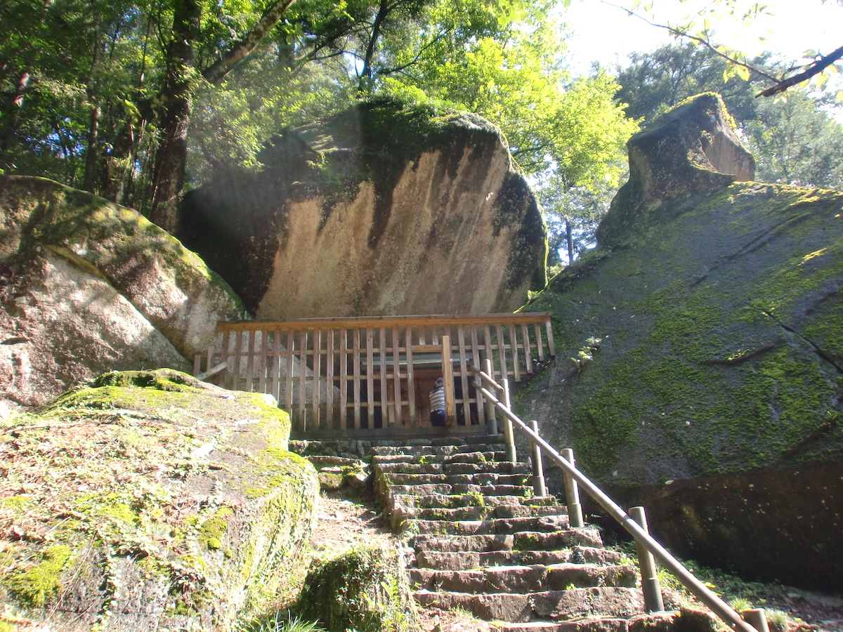 美保関町の美保神社へ行く途中の海岸道路沿いにある男女岩 めおといわ と、反対側の島根半島 山の斜面に咲き誇るフジの花🌼が綺麗でした✨😊🌊男女岩後方には大山