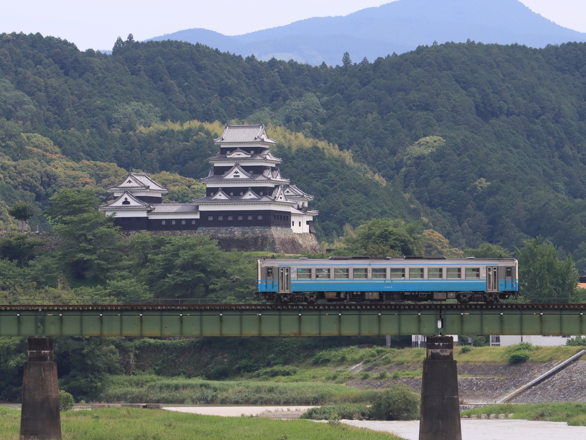 映画「すずめの戸締まり」の扉、旧豊後森機関庫に再現 大分・玖珠大分県 ：朝日新聞