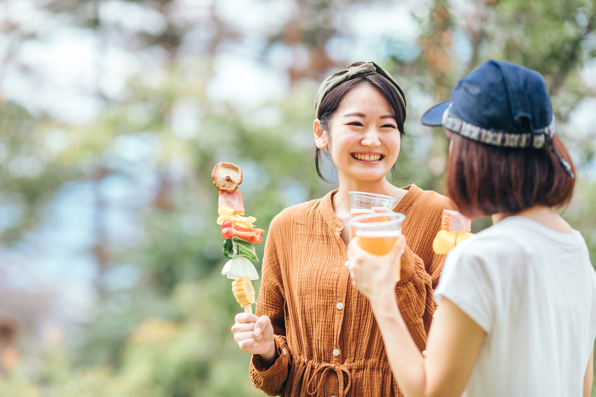 バーベキューの服装はコレで失敗なし！春夏秋冬の季節別コーデCAMP HACK キャンプハック