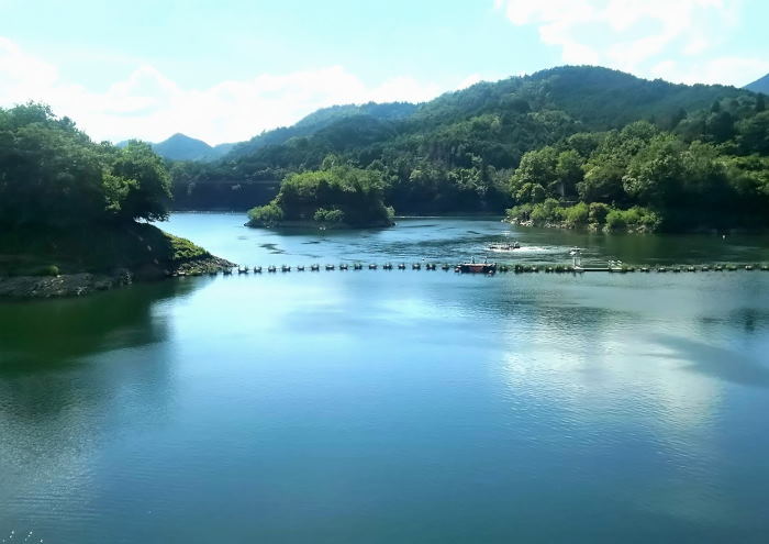 室生ダムの駐車場の案内板に書かれた神社に向けて 歩いています。Henry Le