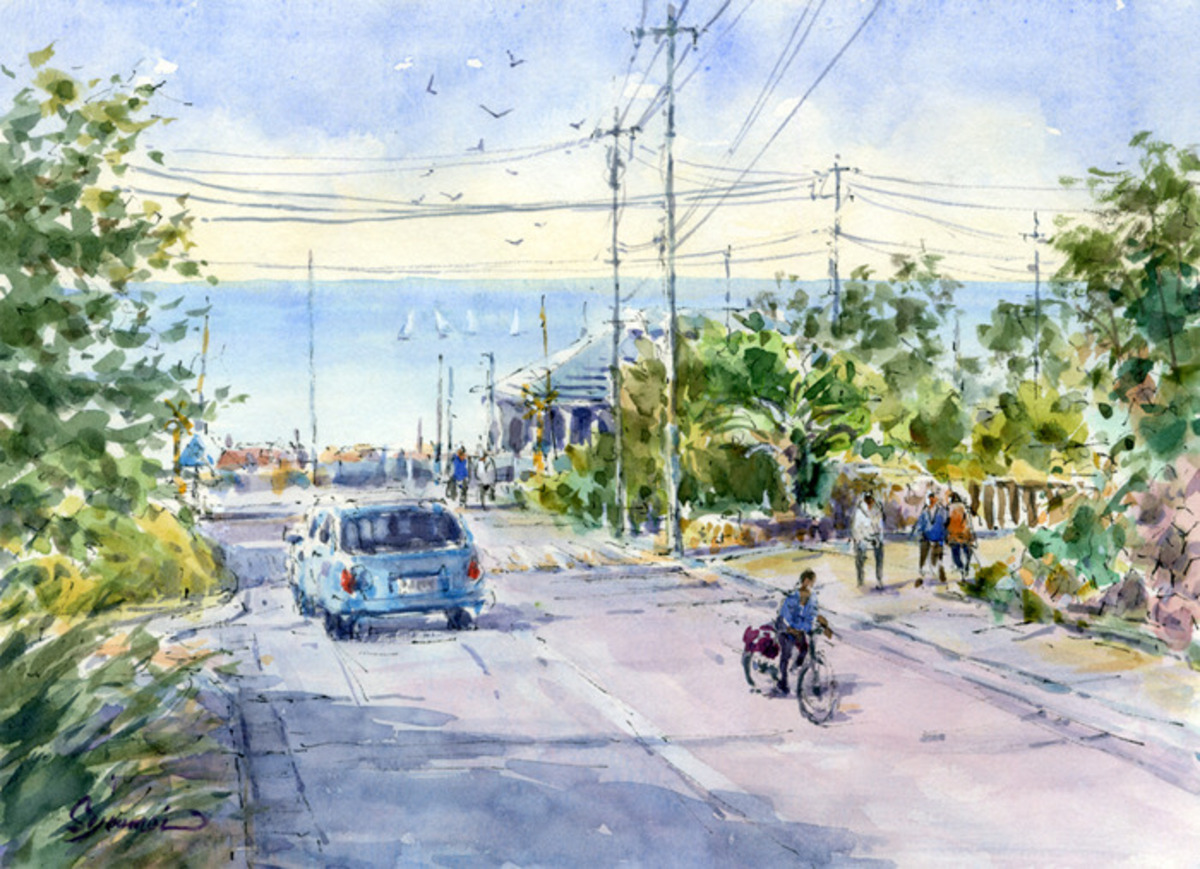 七里ヶ浜の踏切」 早朝の七里ヶ浜を走る江ノ電。 旧型はやはり趣がある。 水平線の奥にある大島もまた、趣深い。