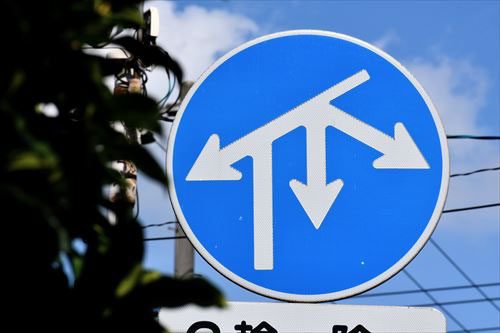 車でカーブを走行するときの安全運転方法ハンドル操作やブレーキなどコツを徹底解説 - JAF交通安全トレーニングコラム