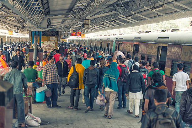 インド満員電車に挑戦！意外と・ - インドでポジティブに生きる