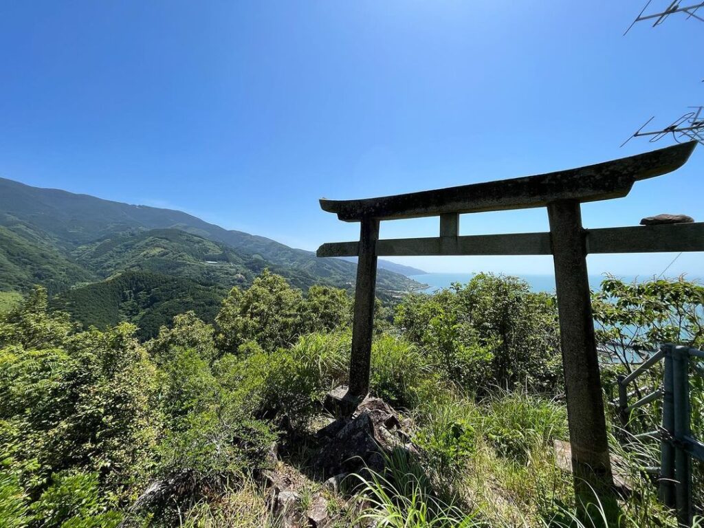 香川 一生に一度は訪れたい！絶景すぎる天空の鳥居！Trip.com 観音寺市