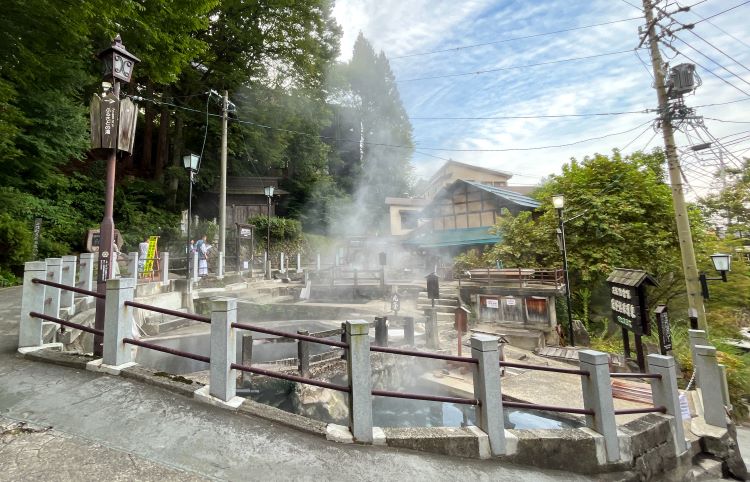 野沢温泉 村内の温泉ご紹介♨️ 野沢温泉といえば、湯めぐりが楽しい「外湯」や、ゆったり過ごせる「ふるさとの湯」「スパリーナ」など、魅力いっぱいの温泉があります。◯外湯には専用駐車場がありません。 お車の方は「日帰り駐車場」のご利用をお願いします。 日帰り