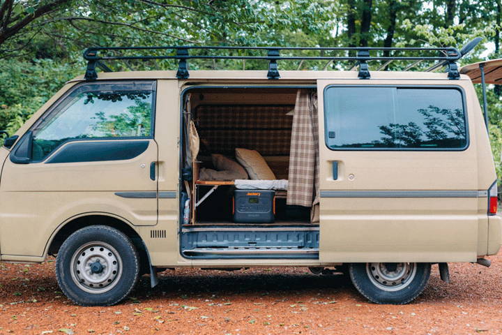 ダイハツ 斬新「軽バン“車中泊仕様”」初公開に大反響！ “大人2人余裕”の巨大ベッド＆テレビも搭載！ オシャ内装の「バンテック・ルネッタ」に熱視線！- ライブドアニュース