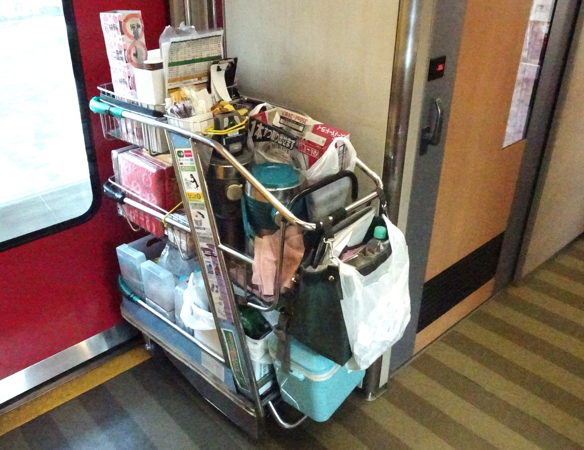 特急ワゴン販売：消える、列車通路に響く「お弁当いかが」毎日新聞