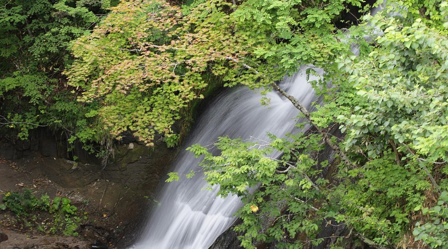 下溝駅徒歩3分。180度の眺望がきれいな「三段の滝 展望広場」 -