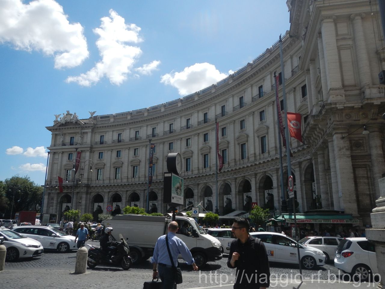 フィレンツェのローマとレプッブリカ広場の今昔物語イタリア ローマの新聞屋さん