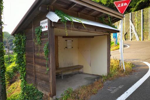 田舎のバス停の線画 - CLIP