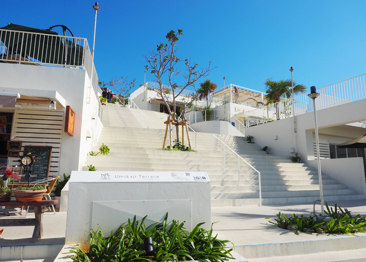 青と白のコントラストが絶景の恋の島「ウミカジテラス」おきなわ、いいトコ沖縄観光を120％楽しむ