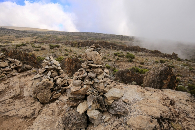 中央アルプス・木曽駒ヶ岳 登山道のケルンの写真素材68531844- PIXTA