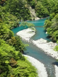 青い水とチンダル現象が見られる夢のつり橋