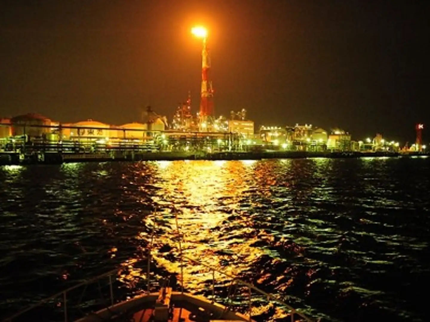 協会様の貸切で川崎工場夜景クルーズでした。東京湾クルーズを手掛ける当社のブログをご覧ください