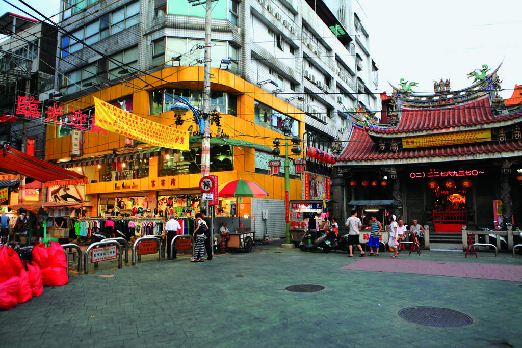 香港旅遊 廟街夜市美食街2024廟街小食攤檔介紹 小食價錢、廟街夜市交通路線 廟街夜繽紛