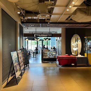 駅を眺めながら『MAISON CLASSIC SALON』のテラスでダッチベイビーパンケーキ〜黒猫スイーツ散歩 高輪ゲートウェイ編②〜さんたつ