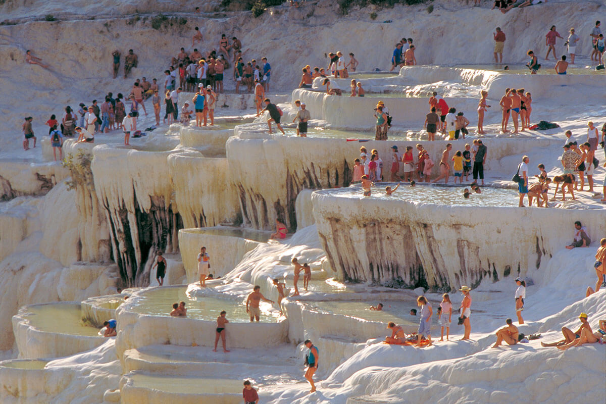 ローマ時代から人々を癒やし続ける、白い丘に広がる天然の青い温泉が美しいトルコの「パムッカレ」 - DNA