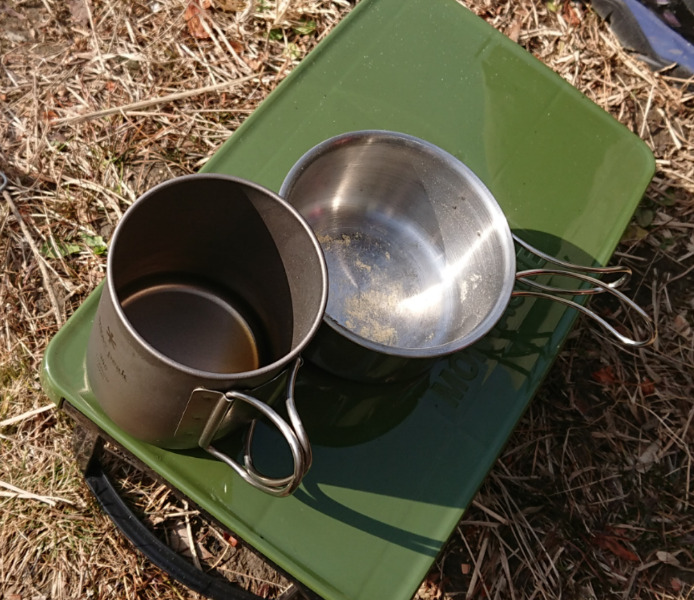 100均セリアのアウトドア・テーブル。ソロキャンプにはむしろ最高のギアなのかもしれない きき酒師・渡邉彰大の「自然と酒の余暇」- エキスパート -Yahoo!ニュース