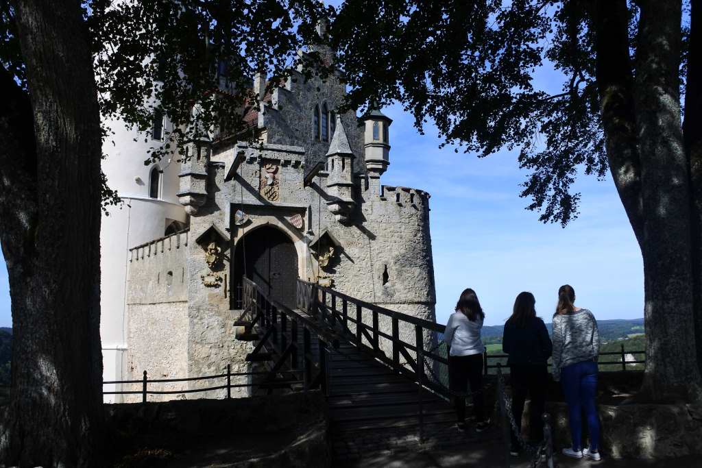 木製の橋のあるリヒテンシュタイン城、バーデン・ヴュルテンベルク州、ドイツ。このおとぎ話の城はシュヴァーベンのランドマークです。夏のリヒテンシュタイン城の入り口の正面図。アルプスの観光地。の写真素材・画像素材Image 152628885