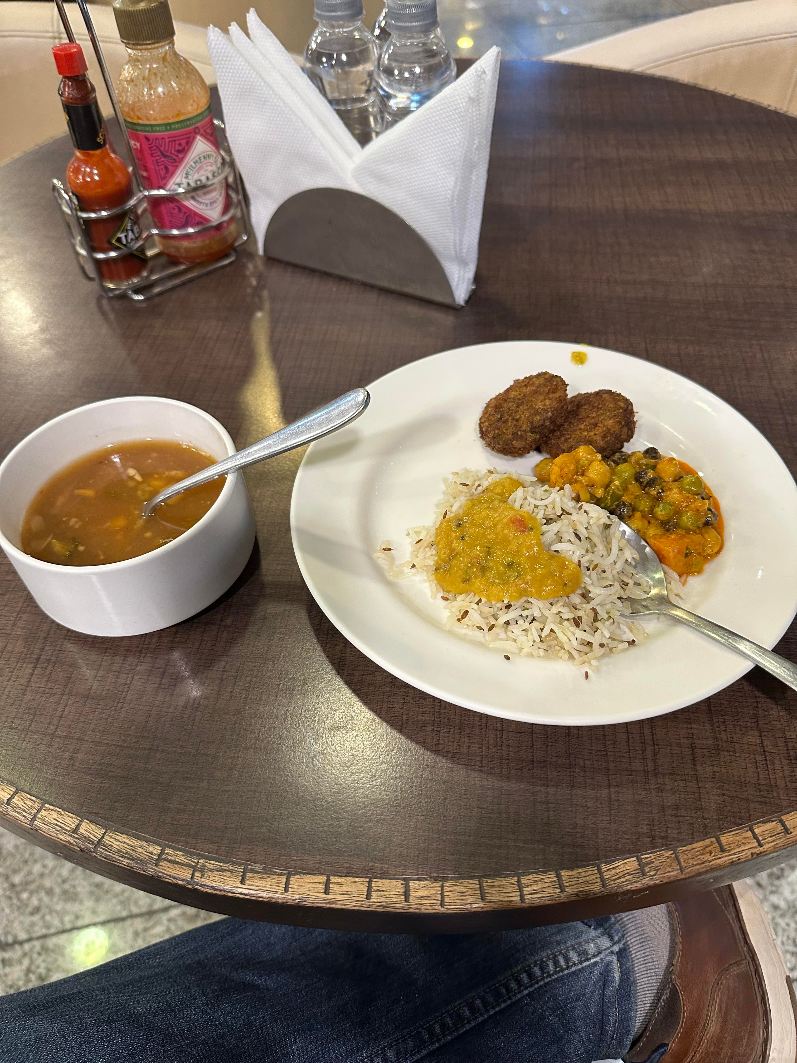 ムンバイ・チャットラパティ・シヴァージー国際空港 BOM 国際線T2国際空港 Loyalty Loungeラウンジレビュープライオリティパス使用可