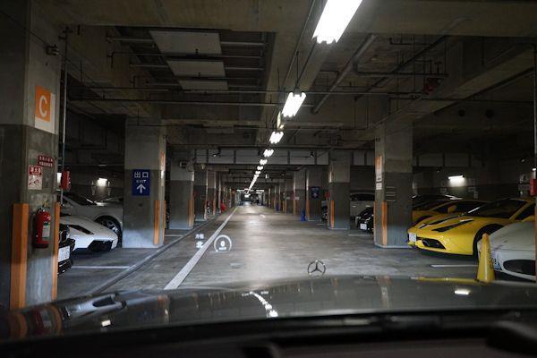 梅田スカイビル駐車場地下2階エリア 利用可能時間：5:00〜23:59 駐車場予約サービスアキッパ