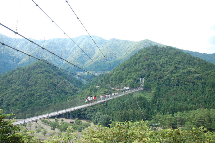 絶景の吊り橋で打ち鳴らす太鼓の響き 奈良県十津川村・谷瀬の吊り橋周辺2016年8月4日 Wedge
