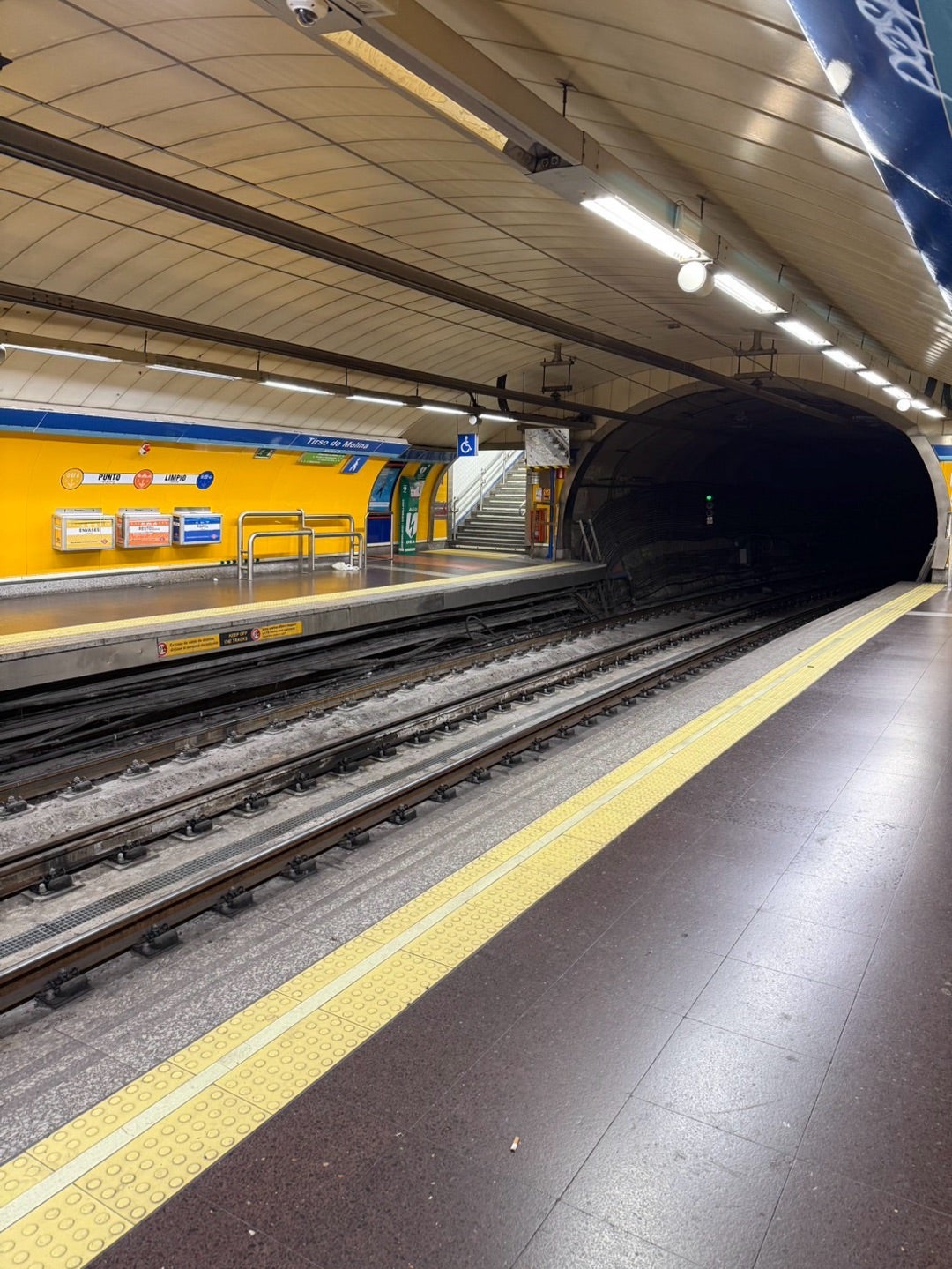 地下鉄でアトーチャ駅へ絵を見よう