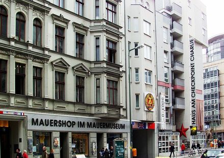 チェックポイント チャーリー博物館クロイツベルク- ツアーとアクティビティエクスペディア