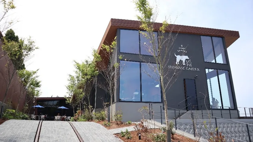 淡路島のマリンブルーに映える真っ白な「幸せの鐘」このフォトジェニックスポットがあるのは 