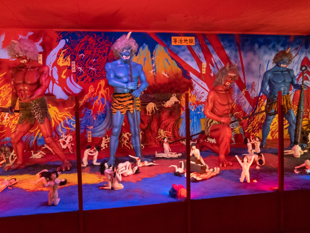 伊豆半島で「あの世」を観光？ 親子が紡ぐ地獄のテーマパーク「伊豆極楽苑」サイドミラーの向こう側JAF Mate Online