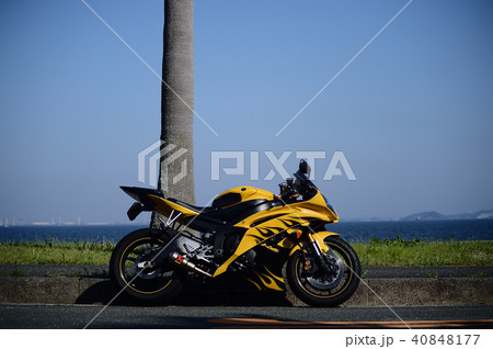 白バイとは何が違う? 赤色灯を付けた黄色いバイク「黄バイ」の正体は -