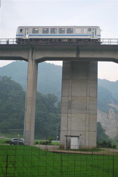 鉄道ファン必見 地上２０メートル、さらば「天空の駅」 三江線・宇都井駅 最後の夏