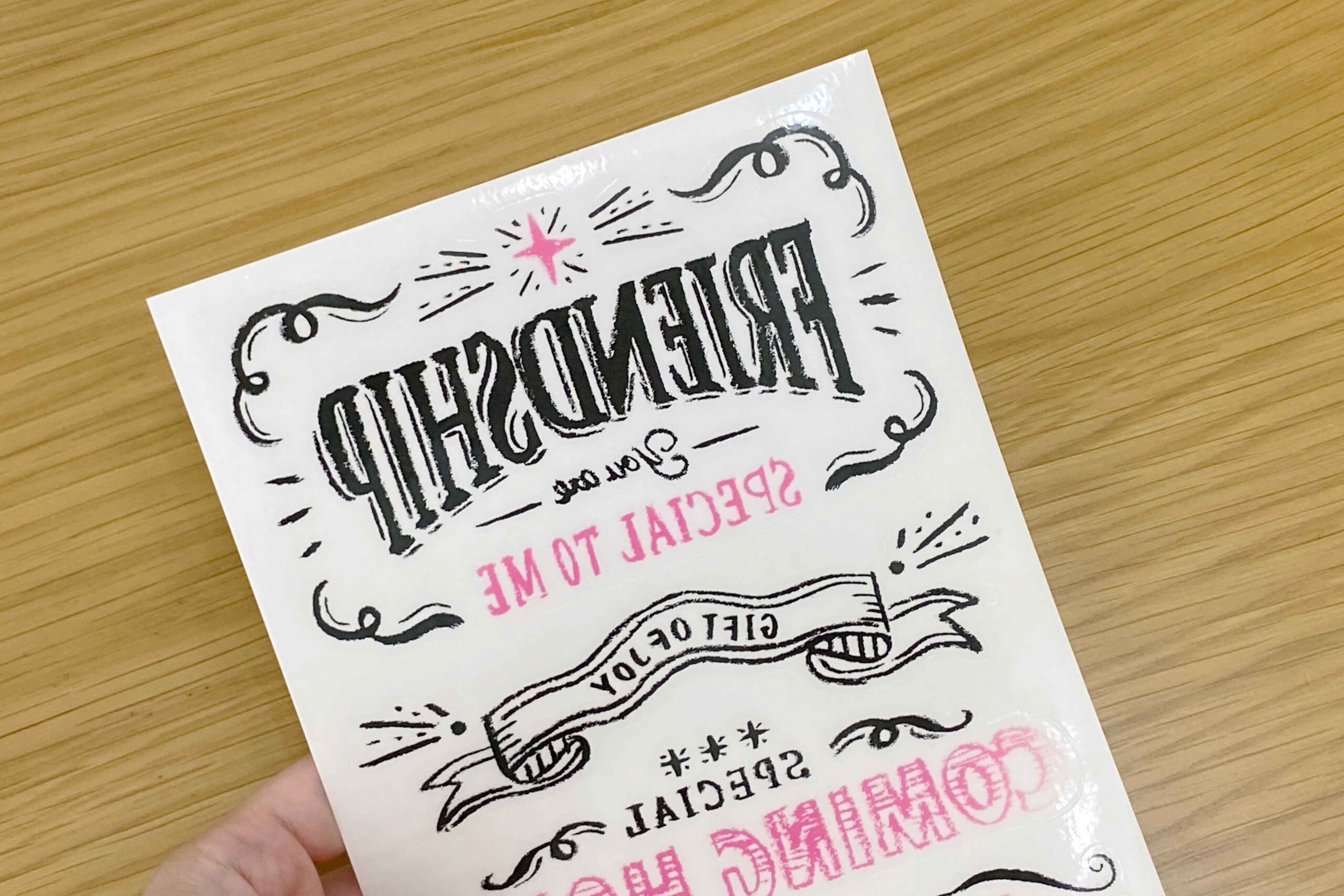 100均ダイソーのファンシーステッカー商品一覧。スーツケースのアレンジに 100円