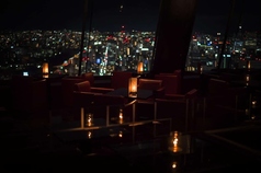 平日はWEB限定割引プランがおすすめです。 名古屋駅から徒歩5分、名古屋ルーセントタワー40階のスカイラウンジTHE ONE ANDONLY-NAGOYA-でございます。 月曜日〜金曜日限定で各グルメサイト、ホームページの予約フォームからWEB限定割引プランをご用意しております。お一