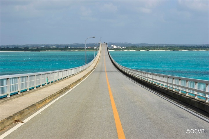 沖縄の離島伊良部島の絶景大橋 爽快ドライブルートで青い海を渡る - Japan