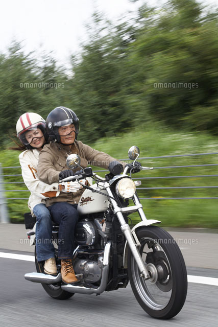 バイクに乗るバイカーカップルの漫画イラスト、Tシャツのグラフィック、バイクライダーのキャラクター、バイクのクリップアート、バイクショップのロゴデザイン- Etsy 日本