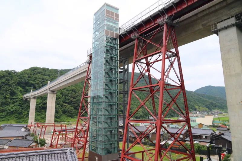 東洋一の鉄橋」さらば 余部鉄橋、きょう最後の運行 - 日本経済新聞