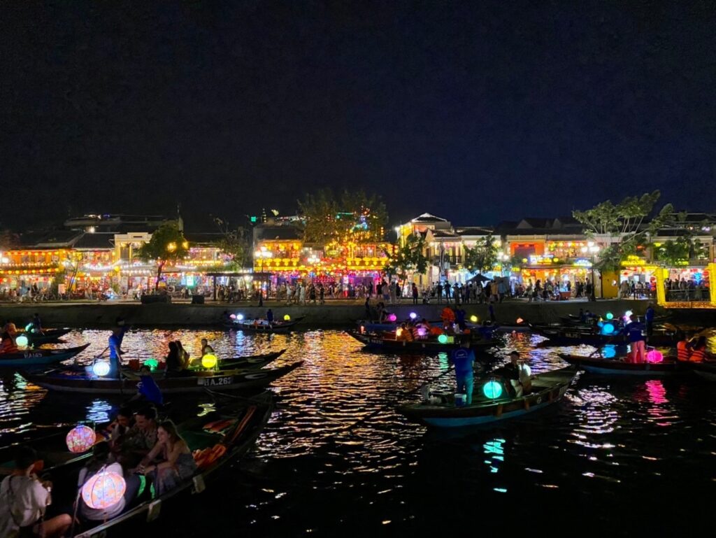 ホイアン・ナイトマーケット：カラフルなショッピングストリート - Vietnamdrive