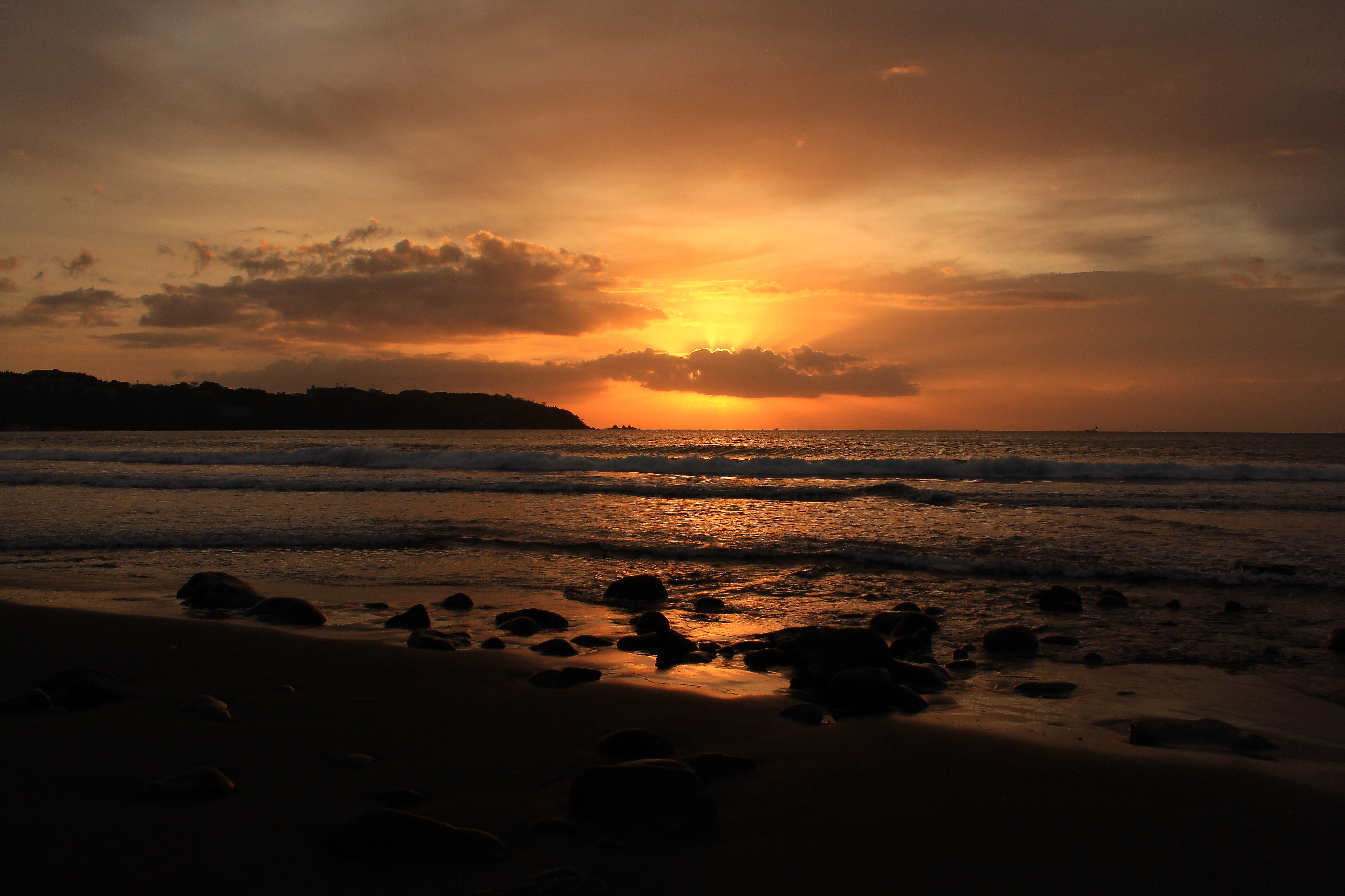静岡県熱海市の日の出・日の入り2025年10月Surf life