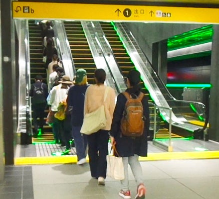 画像ギャラリー「動く歩道」歩く？立ち止まる？ 実際どう乗っているか聞いた 「止まるな」呼び掛けの例も乗りものニュース