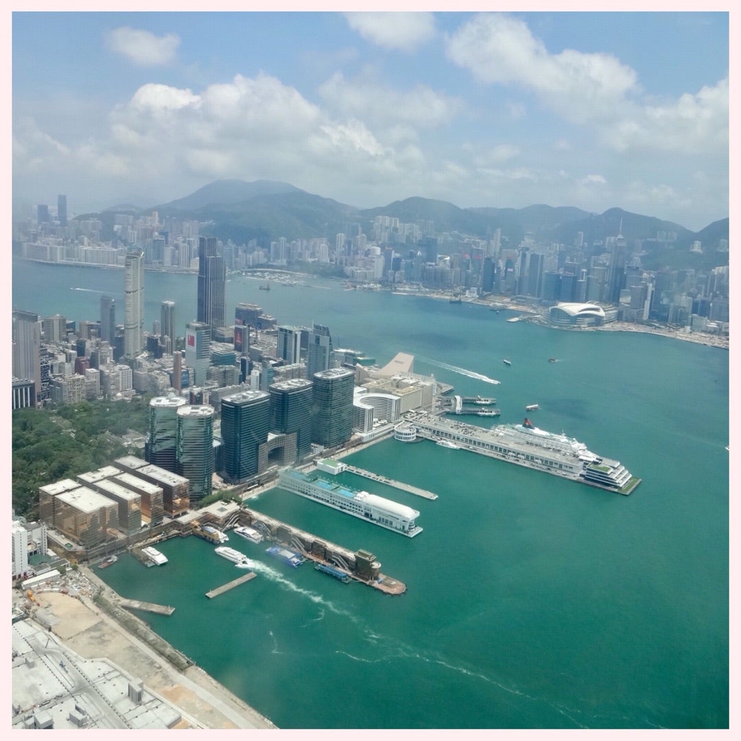 香港、超高層ビル、「足下から見上げた」絶景WIRED.jp