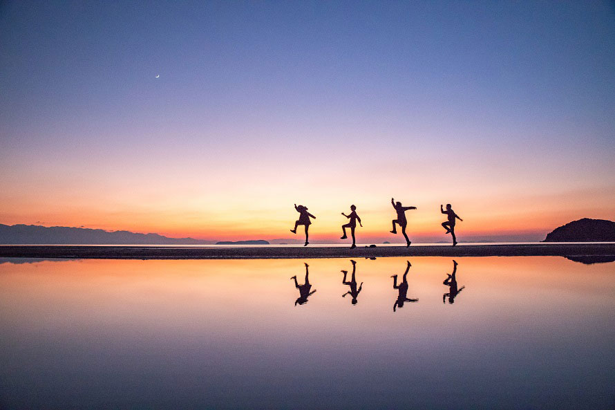 まるでウユニ塩湖「魔法の時間」は３０分 瀬戸内に出現：朝日新聞