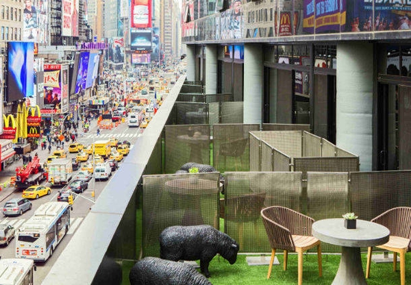 タイムズスクエアの赤い階段「レッド・ステアーズ」ニューヨークお散歩通信