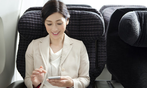 航空機内の「電波を発する電子機器」使用を一部解禁 - 日本経済新聞