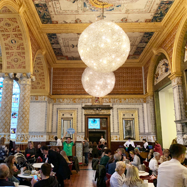 世界最大級 ヴィクトリア＆アルバート博物館 V&A完全ガイド。見どころ、カフェやショップ、お土産、予約など観光アクセスガイド